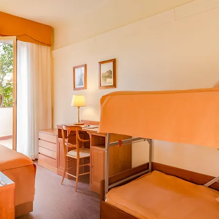 Ξενοδοχείο Vis A Vis 4*