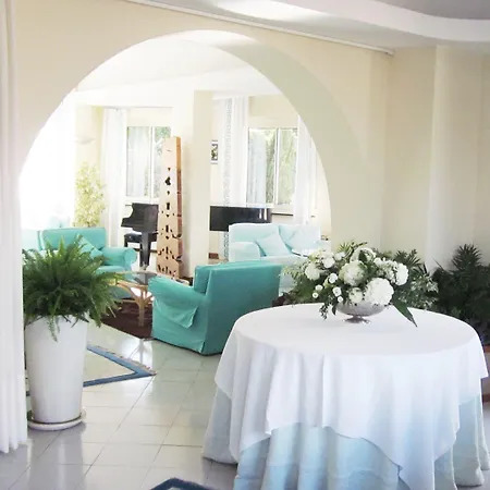 Ξενοδοχείο Vis A Vis 4*