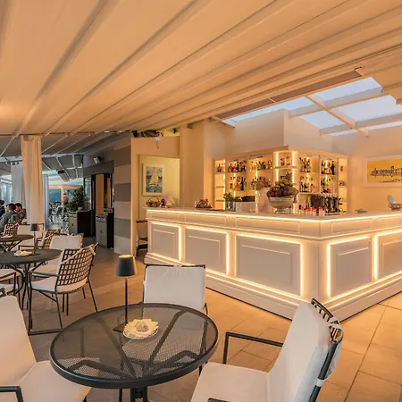 Ξενοδοχείο Vis A Vis 4*