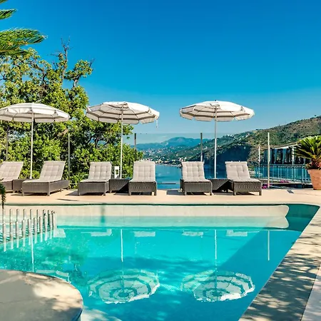 Vis A Vis Hotel